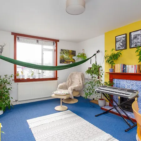Bright & Spacious Double With Garden View- Close To Airport & Centre