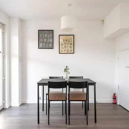 4 Bedroom House - Free Parking Casa vacanze