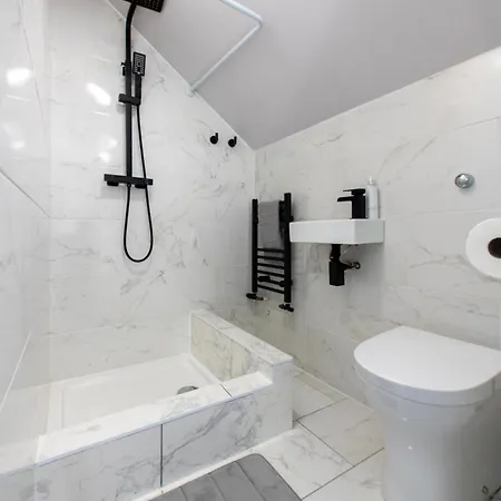 Apartment Luxury 4 Bedroom Townhouse With Free Parking