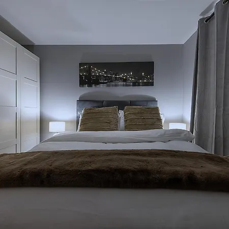 Apartment Luxury 4 Bedroom Townhouse With Free Parking *