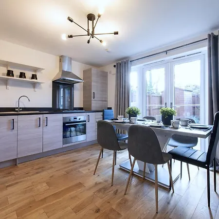 Luxury 4 Bedroom Townhouse With Free Parking *