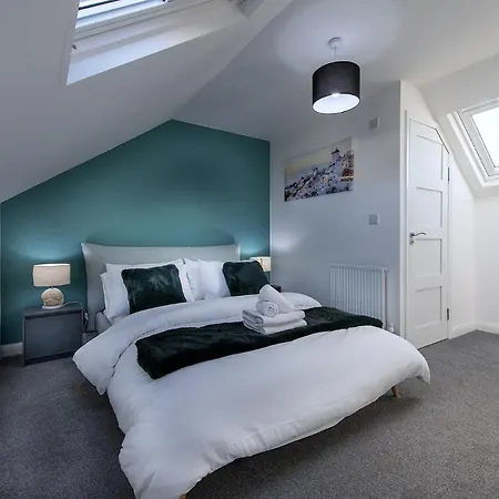 Luxury 4 Bedroom Townhouse With Free Parking Apartment