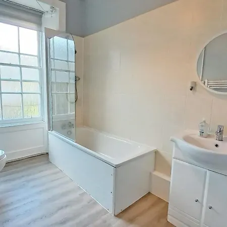 Spacious Victorian In شقة *