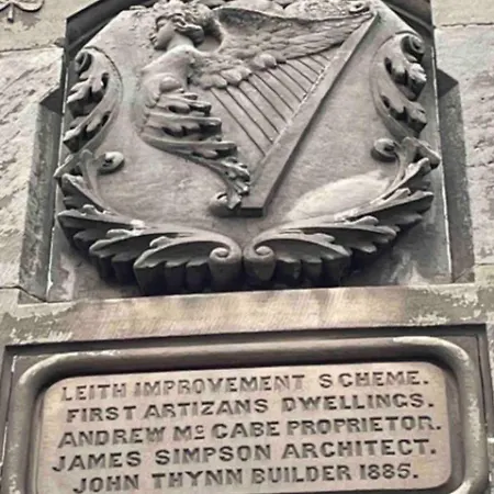 23 Henderson Modern 1 Bed Leith Tram Station *