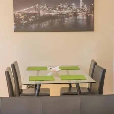 In Newington Апартаменты *