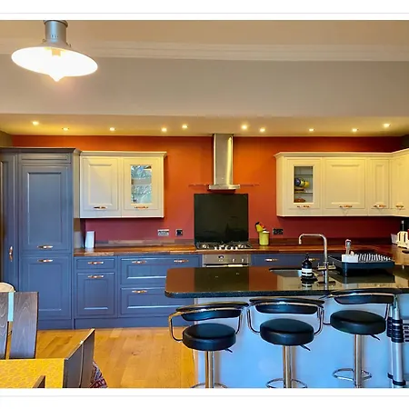 Beautifully Decorated 2bed Apt- Gem In Center *