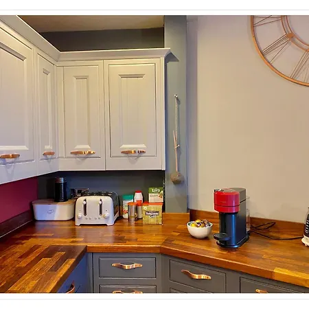 Beautifully Decorated 2bed Apt- Gem In Center *