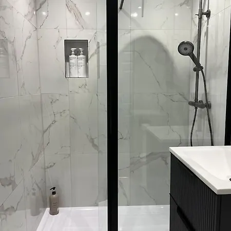 Cosy Apartment, Free Street Parking