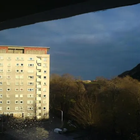 Idyll To Chill Beneath The Crags! Edinburgh