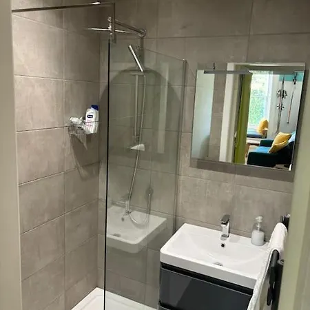 Artist Colony With Sauna And Private Garden, And Easy Walk To Centre