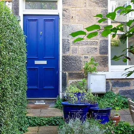 Artist Colony With Sauna And Private Garden, And Easy Walk To Centre *