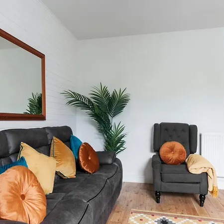 3 Bedrooms Bungalow, Sleeps 6, Free Parking With Garden Appartement Edinburgh
