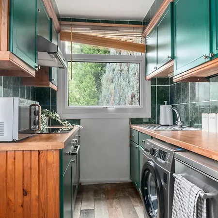 3 Bedrooms Bungalow, Sleeps 6, Free Parking With Garden