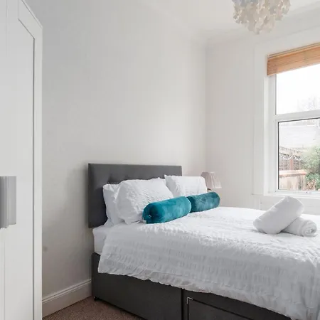 3 Bedrooms Bungalow, Sleeps 6, Free Parking With Garden *