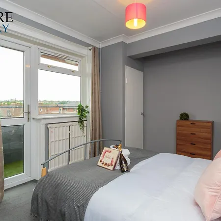 Stunning 3 Bedroom Appartamento