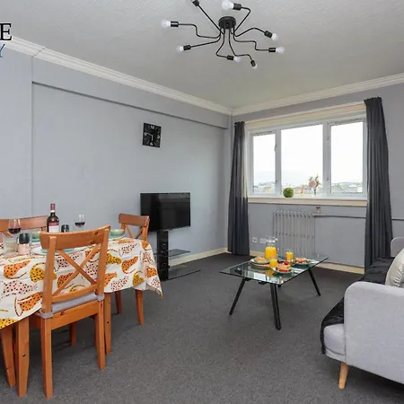 Stunning 3 Bedroom Apartamento *