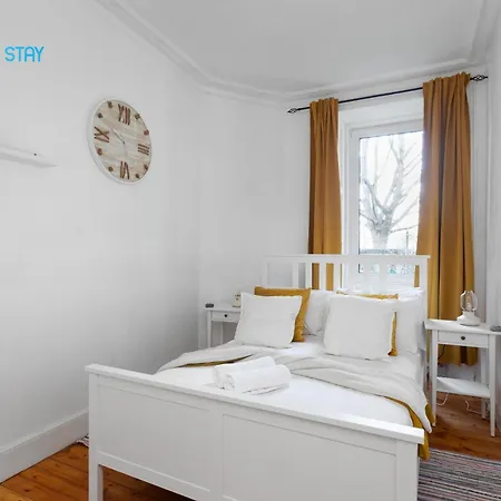 Striking 1 Bed Apartment Edinburgh
