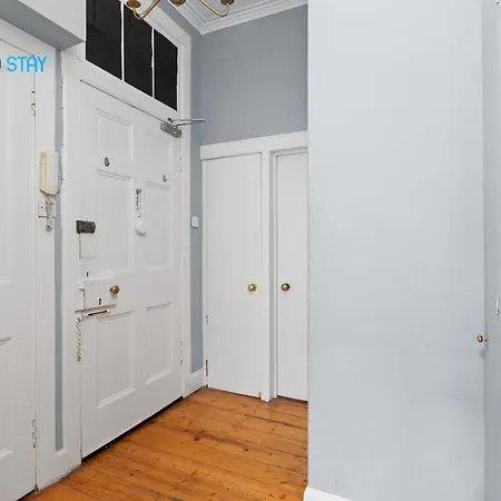 First Floor-2 Bedroom Apartment- By Homes إدنبرة