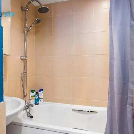 First Floor-2 Bedroom Apartment- By Holiday Homes *