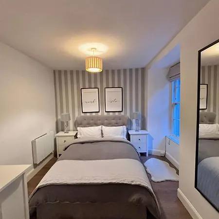 The Gardners In Centre With Parking Edinburgh