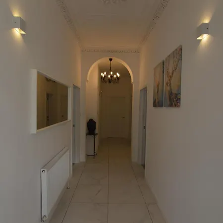 Upmarket Ground Floor In Morningside *