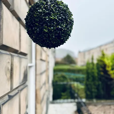 Upmarket Ground Floor In Morningside * Edinburgh