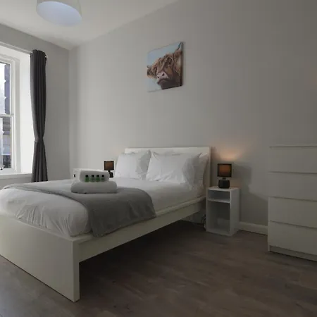 Upmarket Ground Floor In Morningside *