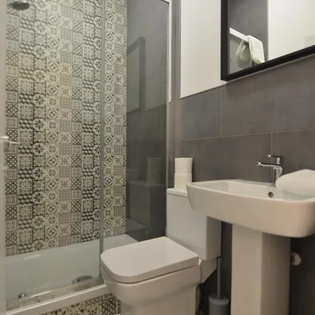 Upmarket Ground Floor In Morningside *