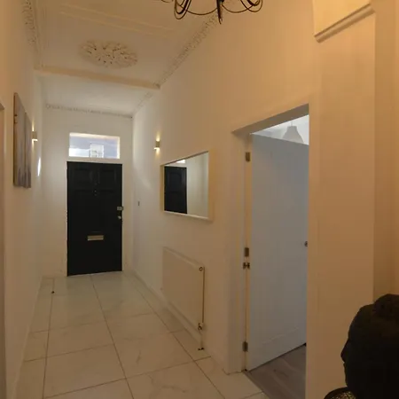 Upmarket Ground Floor In Morningside
