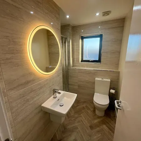 Luxury Spacious 4 Dbl Br House With Free Parking