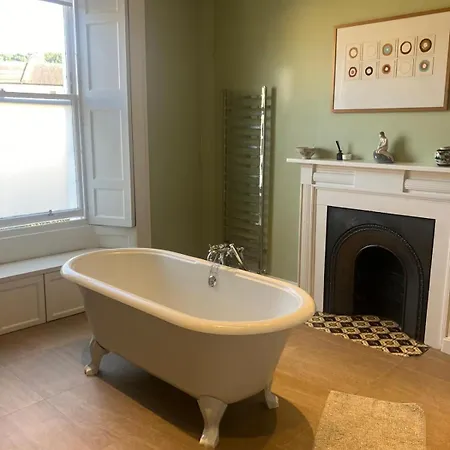 Georgian Townhouse In Centre Villa