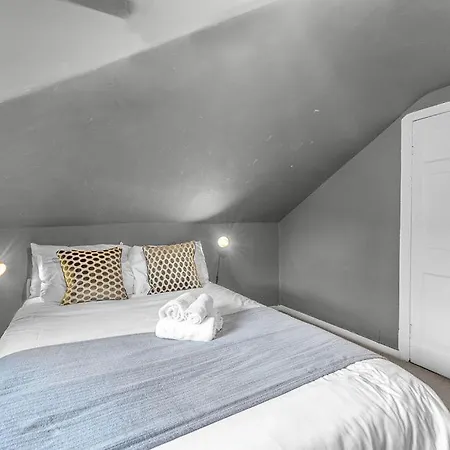 Super Spacious 4 Bed, Sleeps 6 公寓 爱丁堡