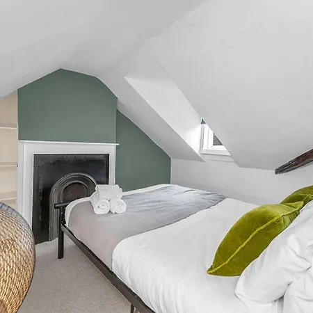 Super Spacious 4 Bed, Sleeps 6