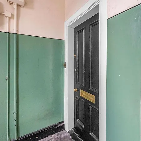 Super Spacious 4 Bed, Sleeps 6 Apartment