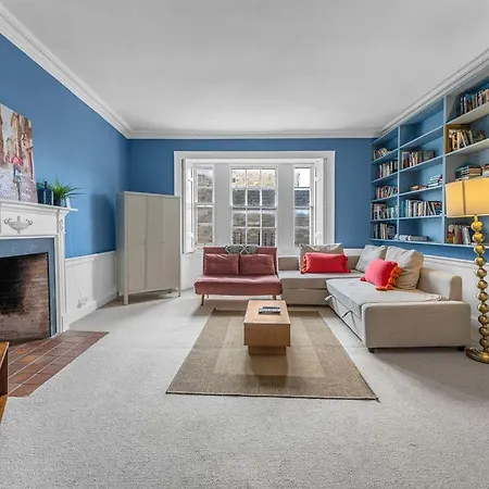 Super Spacious 4 Bed, Sleeps 6