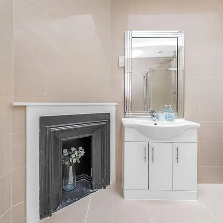 Super Spacious 4 Bed, Sleeps 6 Apartment