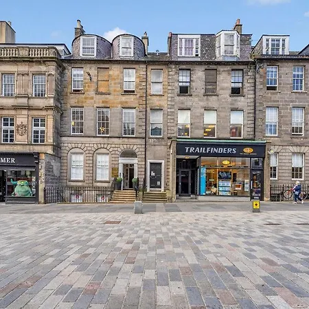 Super Spacious 4 Bed, Sleeps 6 Apartment *