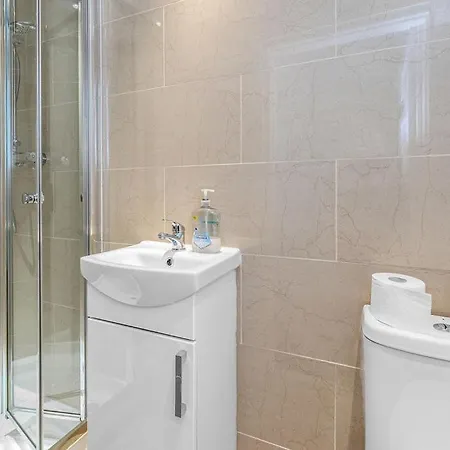 Super Spacious 4 Bed, Sleeps 6 אדינבורו