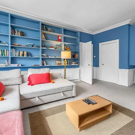 Super Spacious 4 Bed, Sleeps 6 Apartment Edinburgh