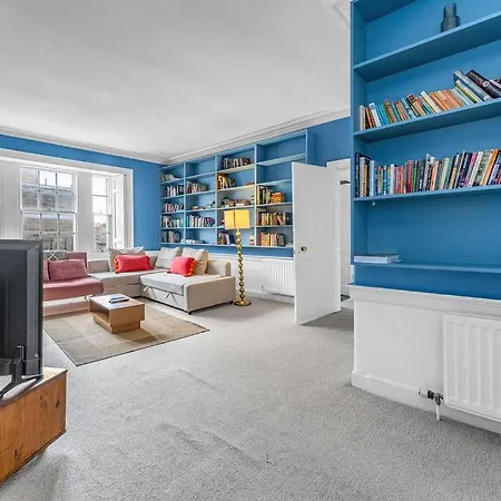 Super Spacious 4 Bed, Sleeps 6 Apartment