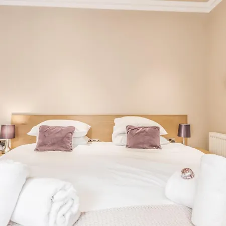Apartment Large 3 Bed 3 Bath - New Town *