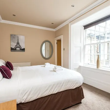 Large 3 Bed 3 Bath - New Town Daire