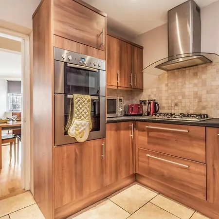 Large 3 Bed 3 Bath - New Town Apartment *