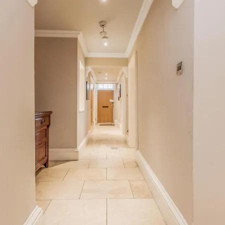 Large 3 Bed 3 Bath - New Town *