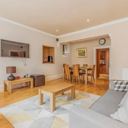 Large 3 Bed 3 Bath - New Town *