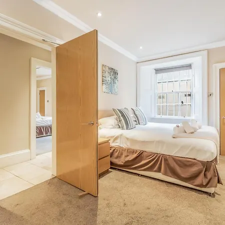 Apartment Large 3 Bed 3 Bath - New Town