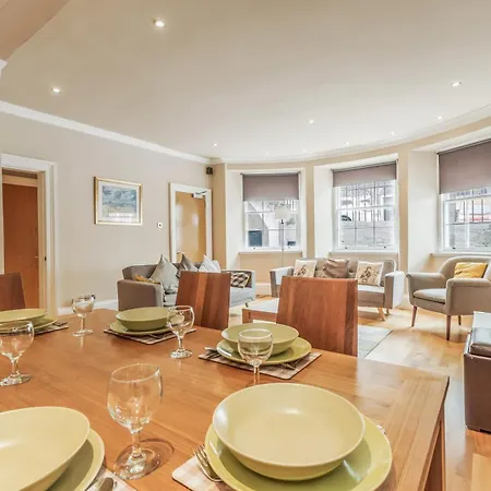 Apartment Large 3 Bed 3 Bath - New Town *