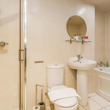 Large 3 Bed 3 Bath - New Town *