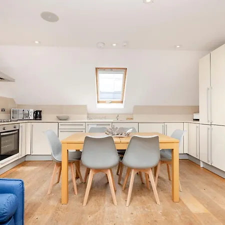 Joivy Chic 2-br Flats Near Castle Appartement *