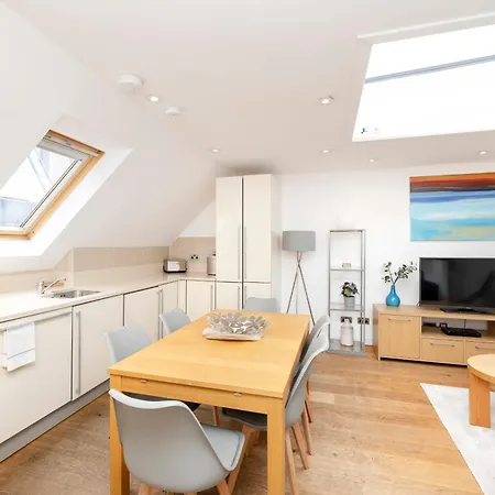 Joivy Chic 2-br Flats Near Castle